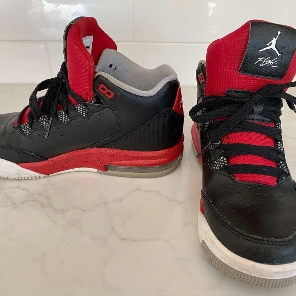 Nike Air Jordan Flight youth size 4.5. NO creases! Used. In excellent condition - Picture 2 of 8